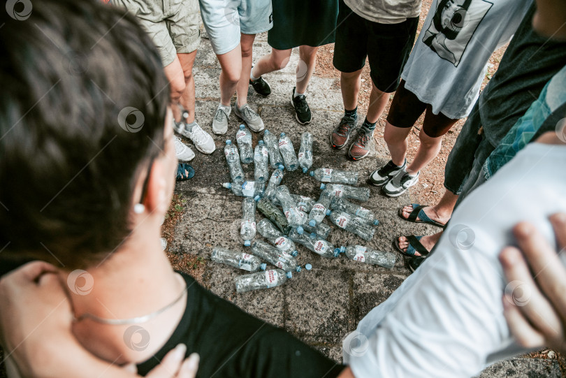 Скачать Санкт-Петербург, Россия, 21 июня 2021 года, Подростки собирали пластиковые бутылки фотосток Ozero