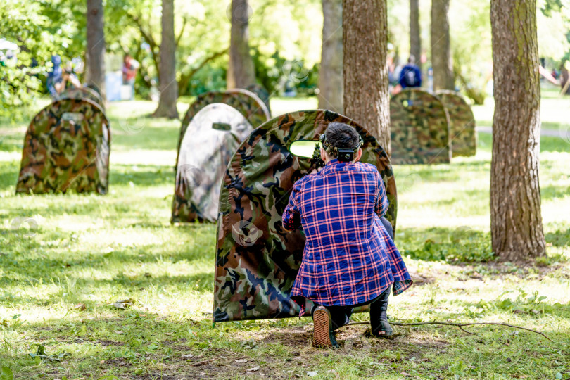 Скачать Санкт-Петербург, Россия, 7 июля 2019 года, Дети играют в пейнтбол на улице в парке фотосток Ozero