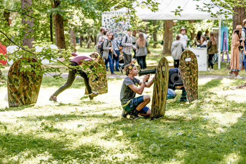 Скачать Санкт-Петербург, Россия, 7 июля 2019 года, Дети играют в пейнтбол на улице в парке фотосток Ozero