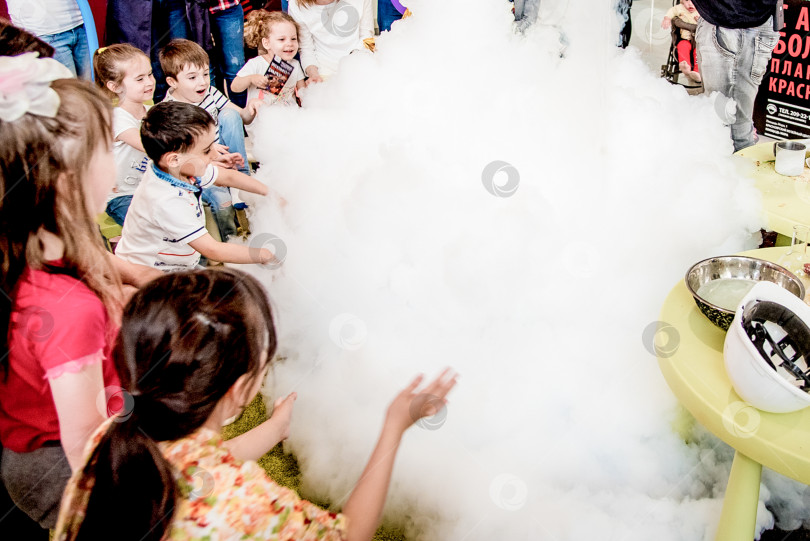 Скачать Красноярск, Россия, 1 июня 2017 года, Магическое физическое шоу для детей в цирке фотосток Ozero