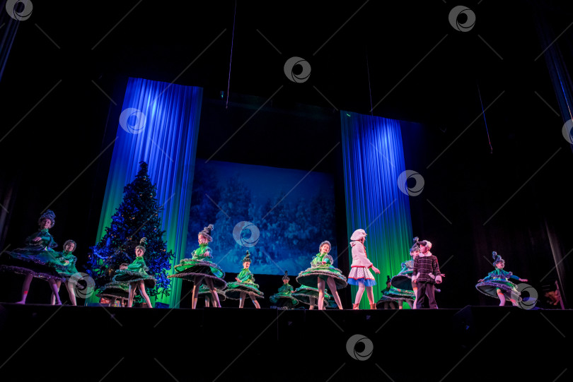 Скачать Санкт-Петербург, Россия, 24 декабря 2019 года, Рождественское новогоднее театральное мероприятие фотосток Ozero