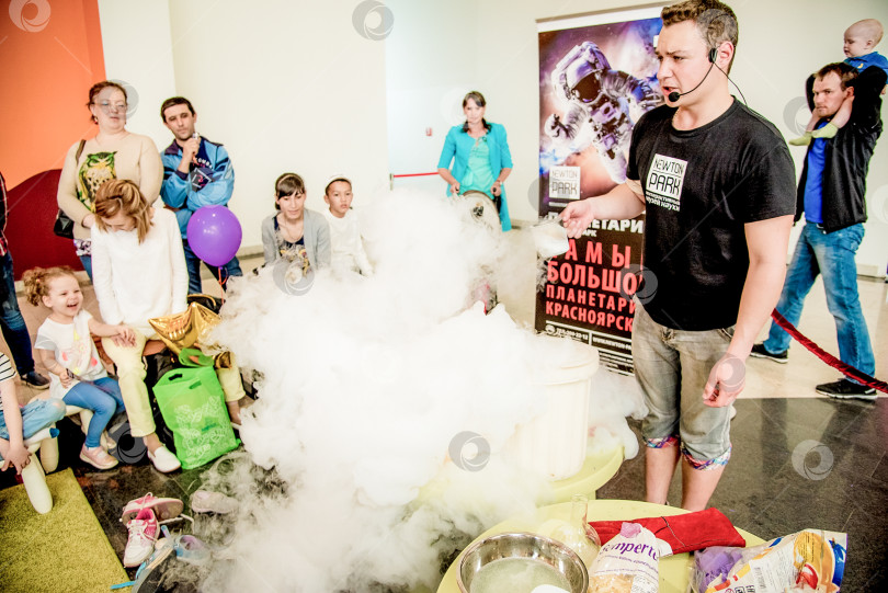 Скачать Красноярск, Россия, 1 июня 2017 года, Магическое физическое шоу для детей в цирке фотосток Ozero