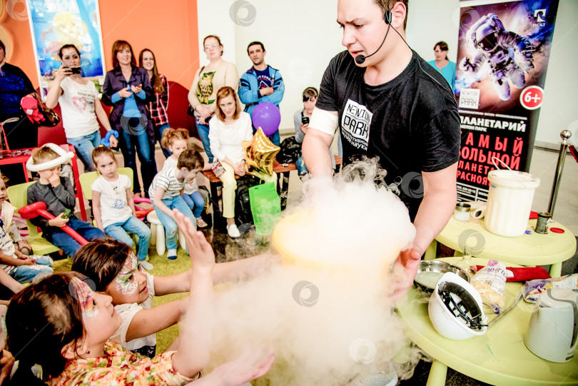 Скачать Красноярск, Россия, 1 июня 2017 года, Магическое физическое шоу для детей в цирке фотосток Ozero