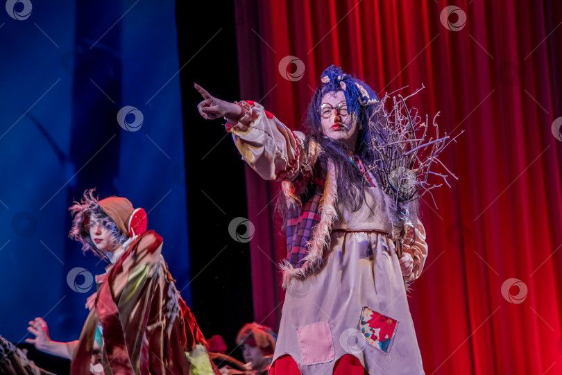 Скачать Санкт-Петербург, Россия, 24 декабря 2019 года, Рождественское новогоднее театральное мероприятие фотосток Ozero