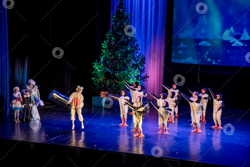 Скачать Санкт-Петербург, Россия, 24 декабря 2019 года, Рождественское новогоднее театральное мероприятие фотосток Ozero