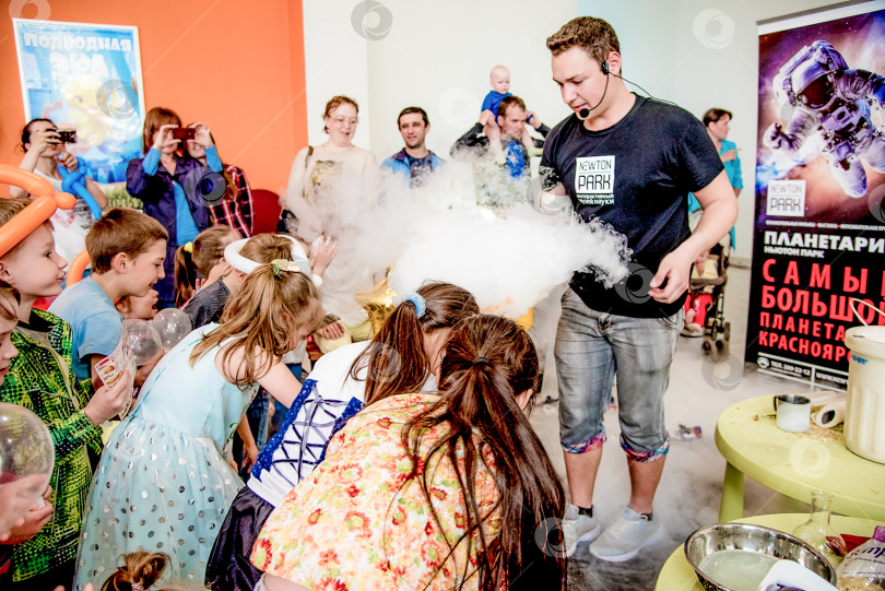 Скачать Красноярск, Россия, 1 июня 2017 года, Магическое физическое шоу для детей в цирке фотосток Ozero