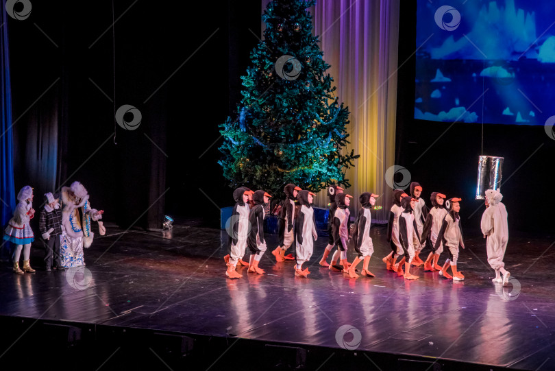 Скачать Санкт-Петербург, Россия, 24 декабря 2019 года, Рождественское новогоднее театральное мероприятие фотосток Ozero