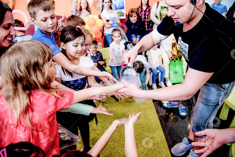 Скачать Красноярск, Россия, 1 июня 2017 года, Магическое физическое шоу для детей в цирке фотосток Ozero