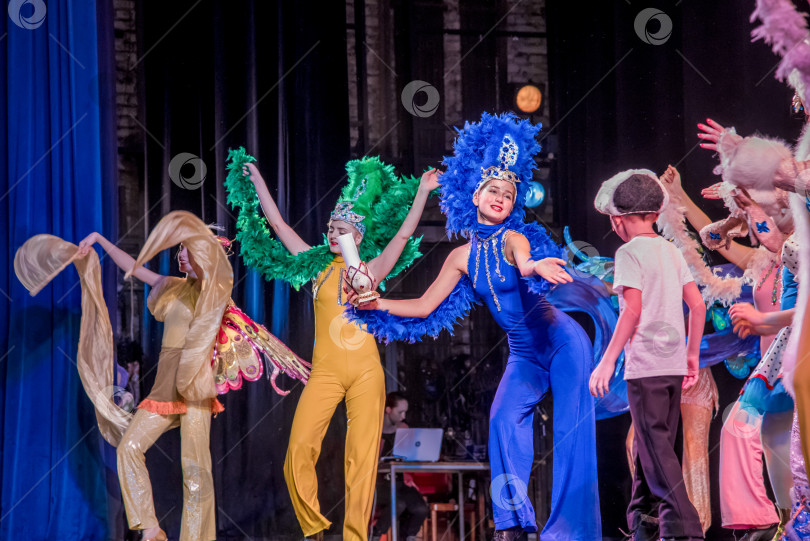 Скачать Санкт-Петербург, Россия, 24 декабря 2019 года, Рождественское новогоднее театральное мероприятие фотосток Ozero