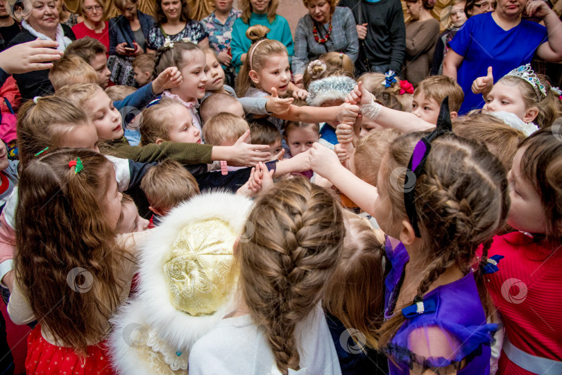 Скачать Санкт-Петербург, Россия, 24 декабря 2019 года, Детский рождественский утренник "Новый год" фотосток Ozero