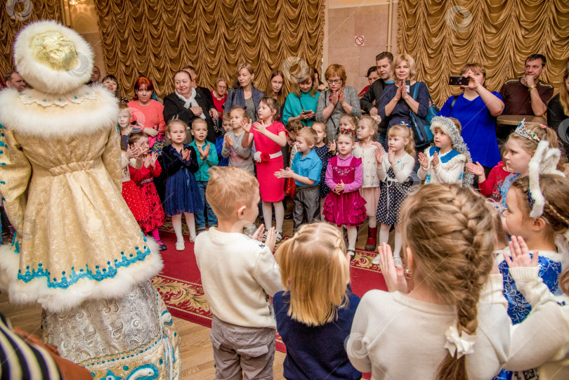 Скачать Санкт-Петербург, Россия, 24 декабря 2019 года, Детский рождественский утренник "Новый год" фотосток Ozero