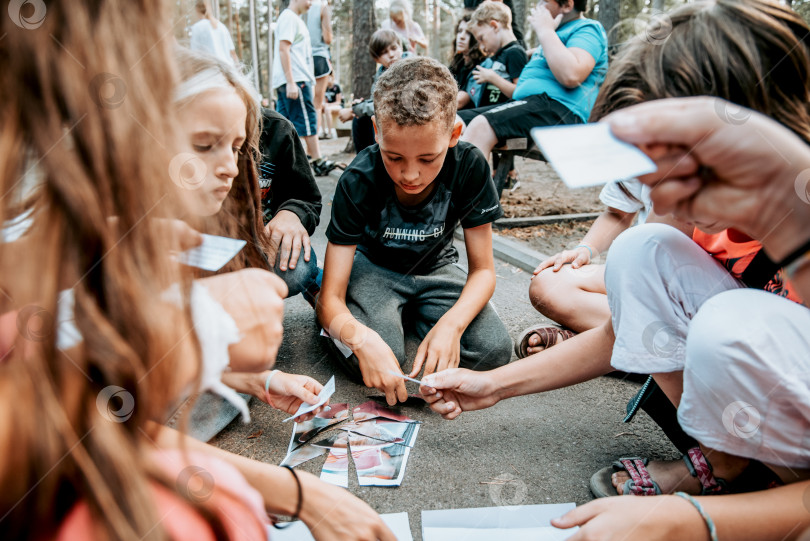 Скачать Санкт-Петербург, Россия, 23 июля 2020 года, Летняя игровая викторина в детском лагере на свежем воздухе фотосток Ozero