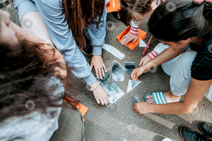 Скачать Санкт-Петербург, Россия, 23 июля 2020 года, Летняя игровая викторина в детском лагере на свежем воздухе фотосток Ozero