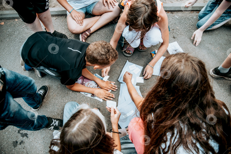 Скачать Санкт-Петербург, Россия, 23 июля 2020 года, Летняя игровая викторина в детском лагере на свежем воздухе фотосток Ozero