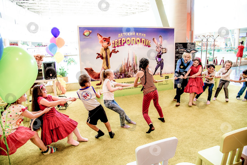 Скачать Красноярск, Россия, 28 мая 2017 года, Дети и подростки играют в спортивные игры в помещении фотосток Ozero