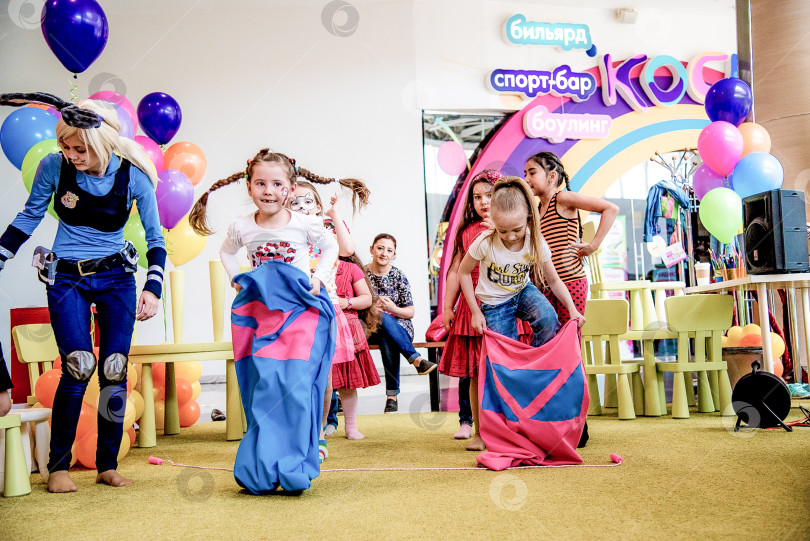 Скачать Красноярск, Россия, 28 мая 2017 года, Дети и подростки играют в спортивные игры в помещении фотосток Ozero