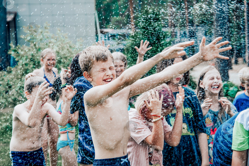 Скачать Санкт-Петербург, Россия, 7 июля 2020 года, Дети обливаются водой в праздник Ивана Купалы фотосток Ozero