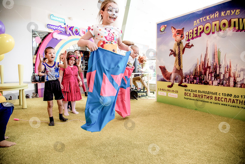 Скачать Красноярск, Россия, 28 мая 2017 года, Дети и подростки играют в спортивные игры в помещении фотосток Ozero