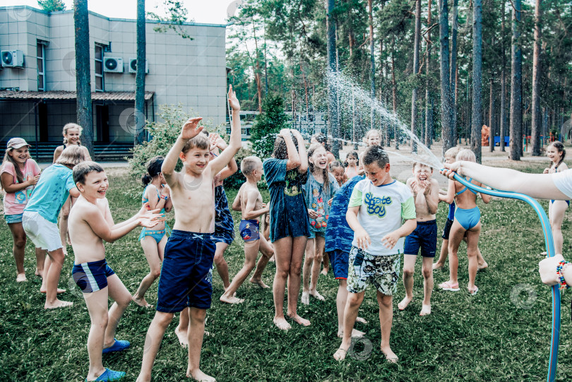 Скачать Санкт-Петербург, Россия, 7 июля 2020 года, Дети обливаются водой в праздник Ивана Купалы фотосток Ozero