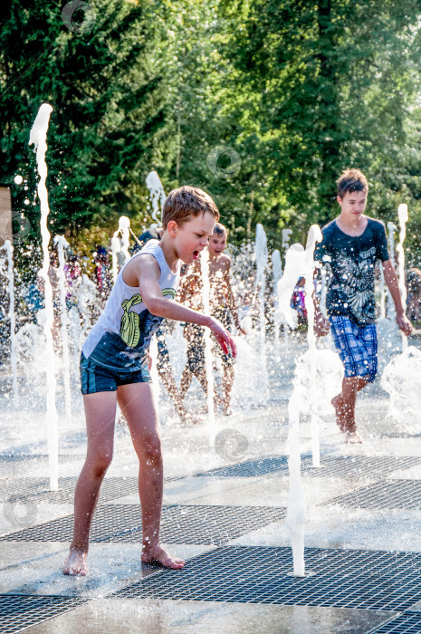 Скачать Казань, Россия, 28 июля 2015 года, Дети играют в фонтане-гейзере, бьющем из земли фотосток Ozero