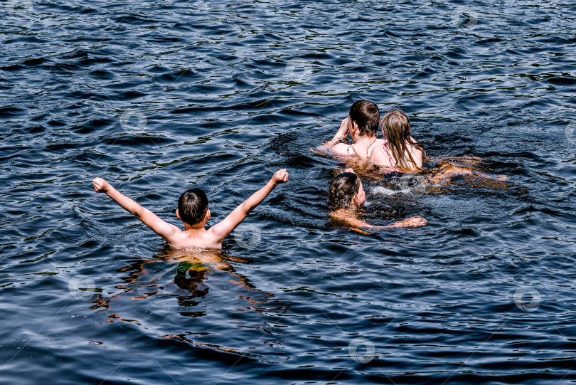 Скачать Москва, Россия, 30 мая 2020 года, компания детей-подростков купается в пруду ривер-лейк солнечным летним днем на каникулах фотосток Ozero