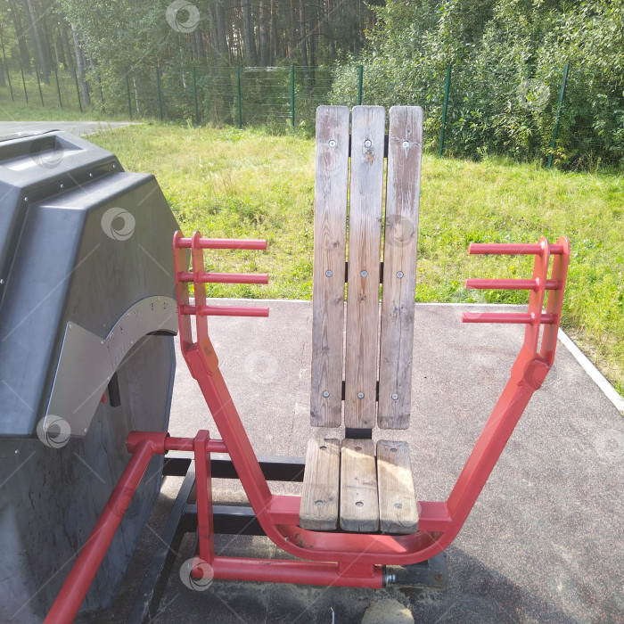 Скачать Силовой тренажёр на спортивной площадке. фотосток Ozero