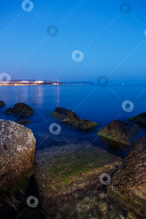 Скачать Геленджикский маяк на закате. Маяк стоит на высоком скалистом берегу. корабль плывет под парусом. продолжительная экспозиция фотосток Ozero