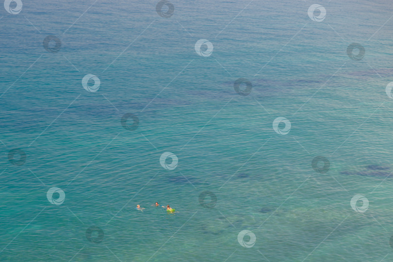 Скачать Геленджик, пляж Сосновка. Люди купаются в прозрачной чистейшей воде. фотосток Ozero