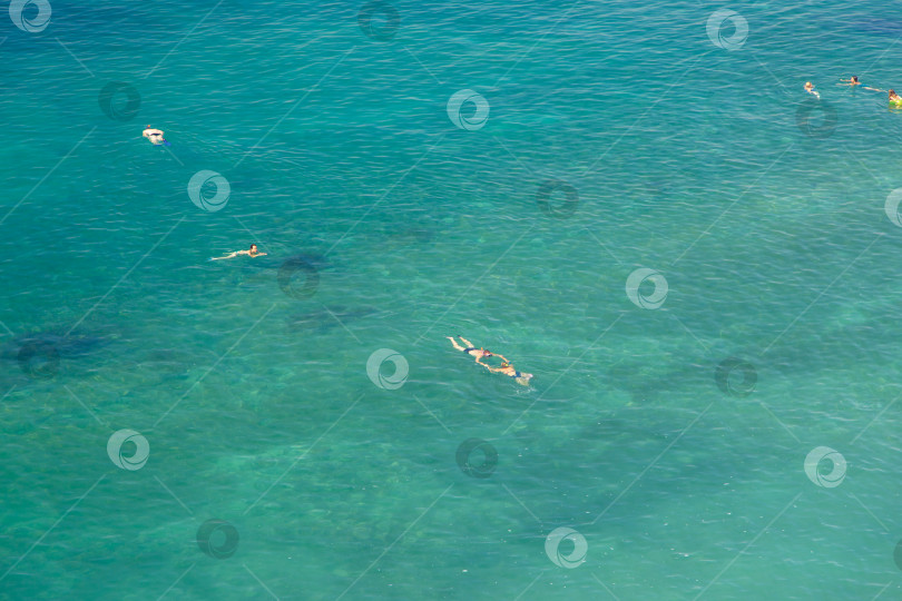 Скачать Геленджик, пляж Сосновка. Люди купаются в прозрачной чистейшей воде. фотосток Ozero