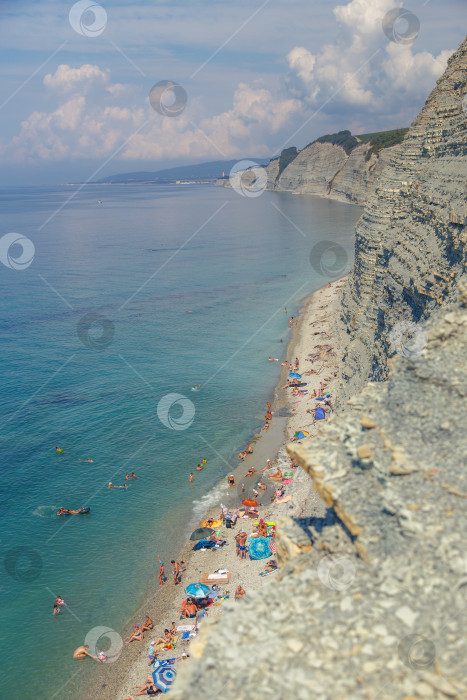 Скачать Геленджик, пляж Сосновка. Люди купаются в прозрачной чистейшей воде. фотосток Ozero