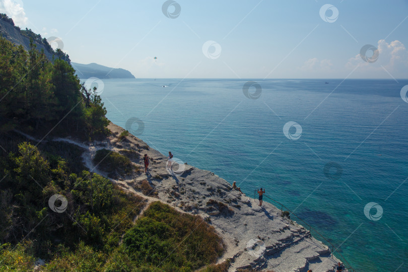 Скачать Курорт Геленджик, спуск к пляжу "Сосновка", чистое море, высокая скала. фотосток Ozero