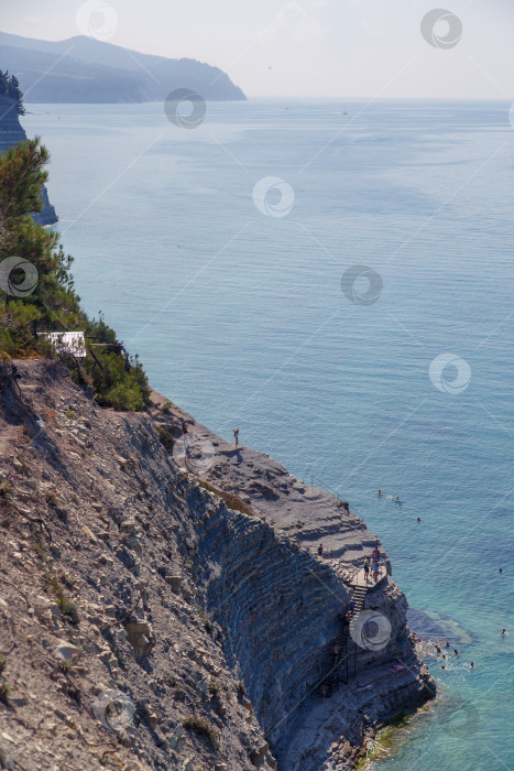 Скачать Курорт Геленджик, спуск к пляжу "Сосновка", чистое море, высокая скала. фотосток Ozero