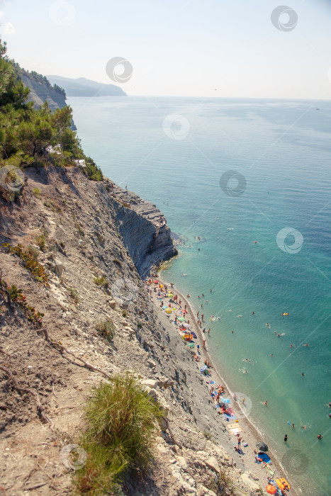 Скачать Курорт Геленджик, спуск к пляжу "Сосновка", чистое море, высокая скала. фотосток Ozero