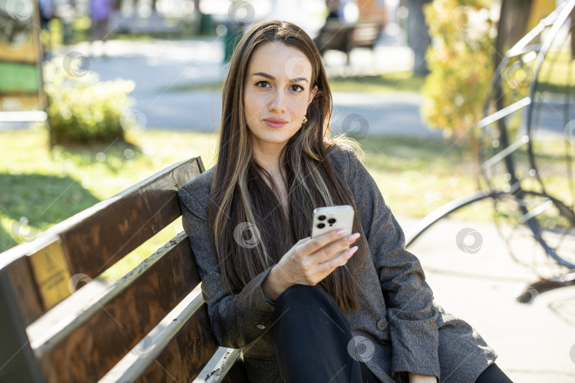 Скачать Счастливая красивая женщина читает сообщение на смартфоне фотосток Ozero