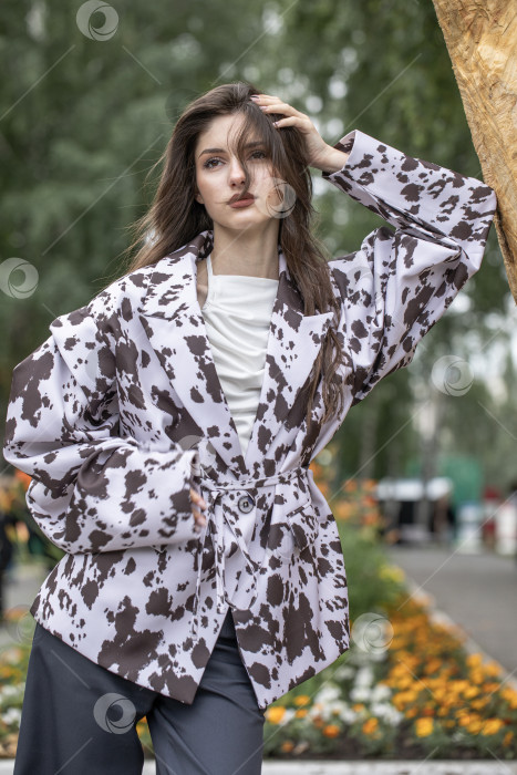 Скачать Модный портрет молодой брюнетки. Стильный жакет - черно-белая пятнистая корова. фотосток Ozero