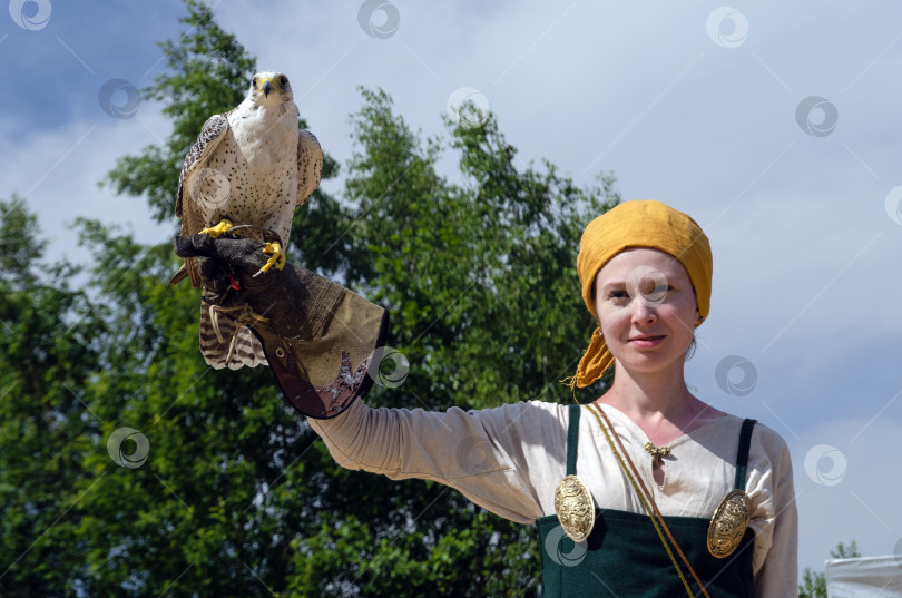 Скачать Женщина с соколом на руке фотосток Ozero