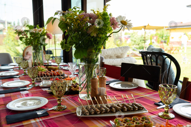 Скачать Элегантная обстановка для вечеринки в саду на открытом воздухе фотосток Ozero