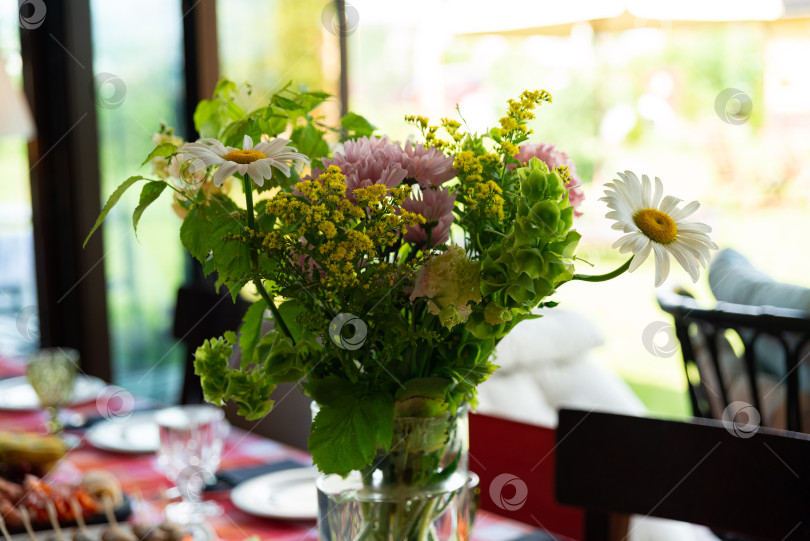 Скачать Яркая цветочная композиция для летнего декора фотосток Ozero