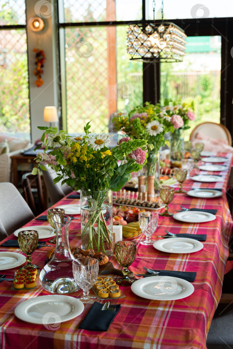 Скачать Элегантный обеденный стол с цветочным декором фотосток Ozero