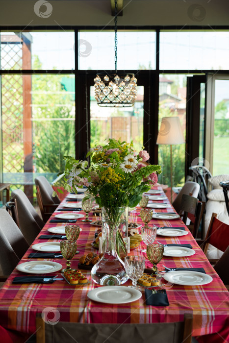 Скачать Элегантный обеденный стол с цветочным узором в центре фотосток Ozero