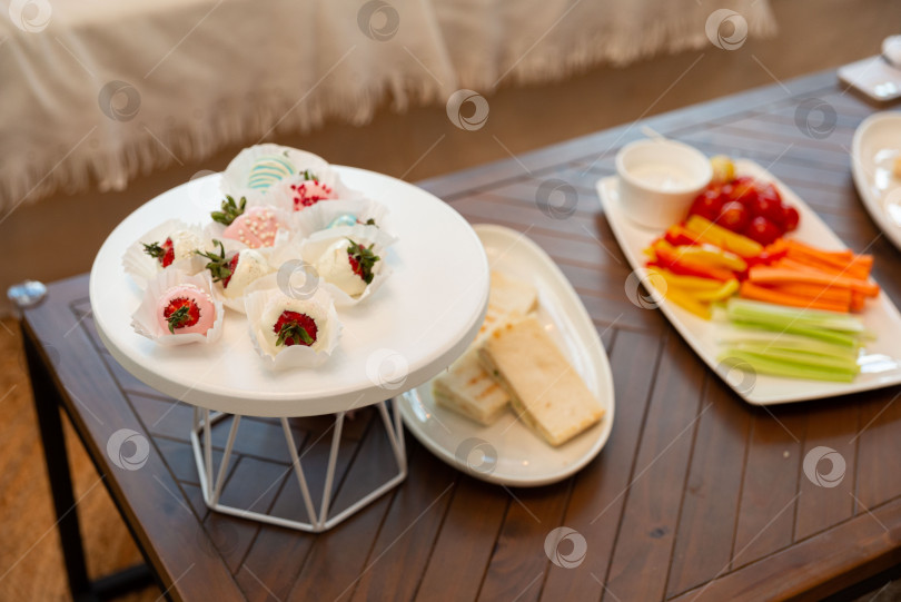 Скачать Элегантная выкладка десертов и овощей фотосток Ozero