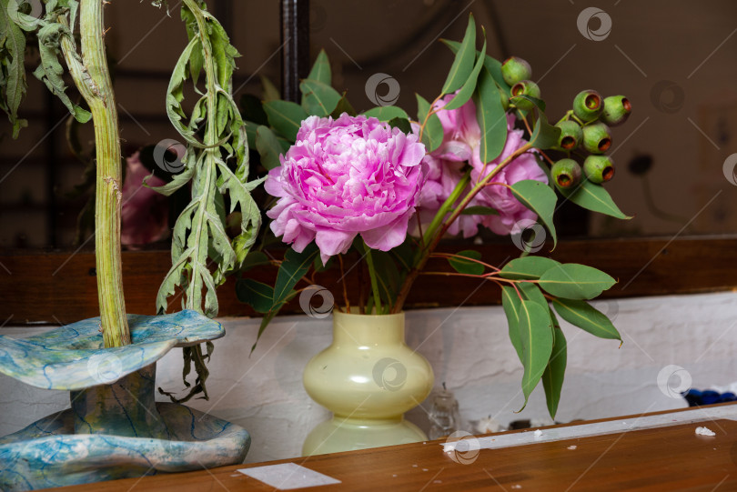 Скачать Деревенская цветочная композиция с пионами фотосток Ozero