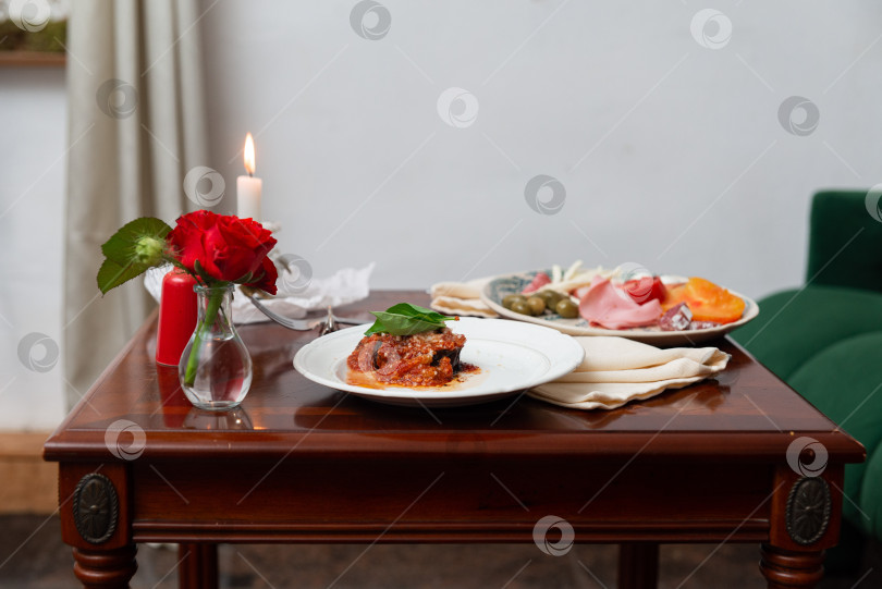 Скачать Романтический ужин при свечах и с розами фотосток Ozero