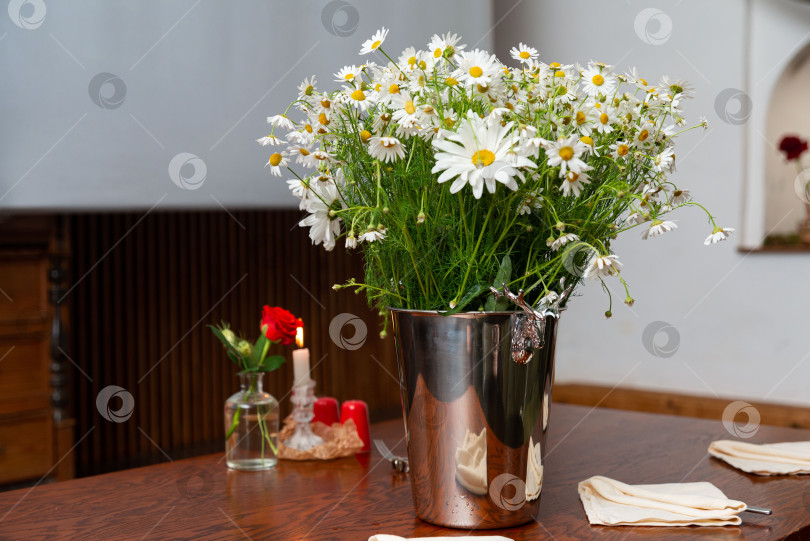 Скачать Элегантные маргаритки в вазе из нержавеющей стали фотосток Ozero