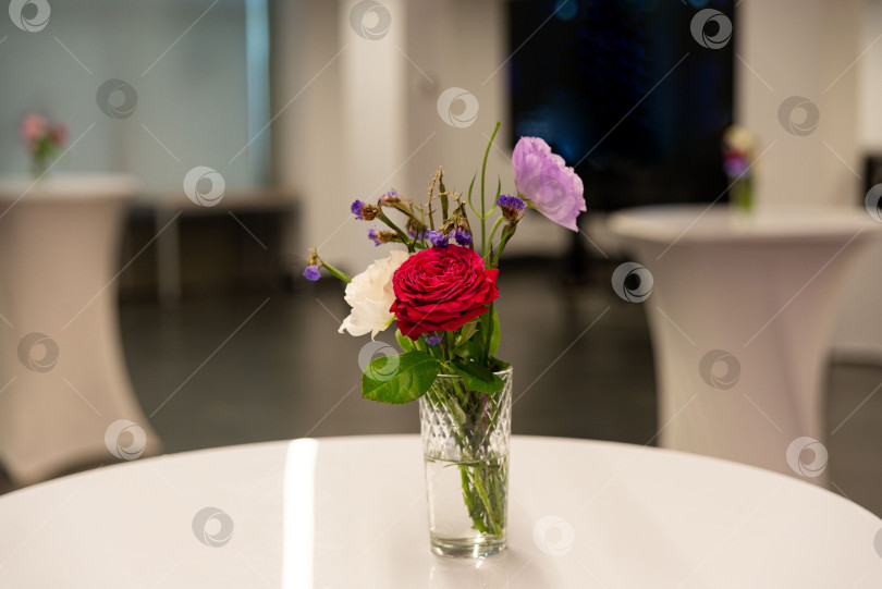 Скачать Элегантная цветочная композиция на столе фотосток Ozero