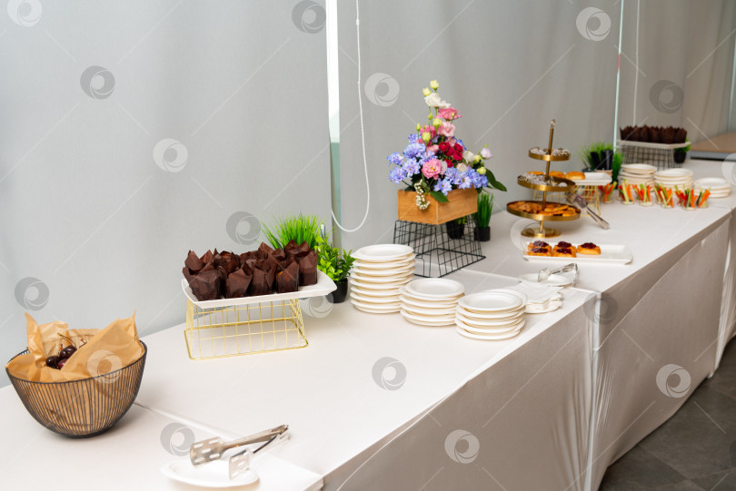 Скачать Элегантный фуршетный стол с десертами фотосток Ozero