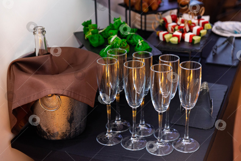 Скачать Элегантное торжество с напитками и закусками фотосток Ozero