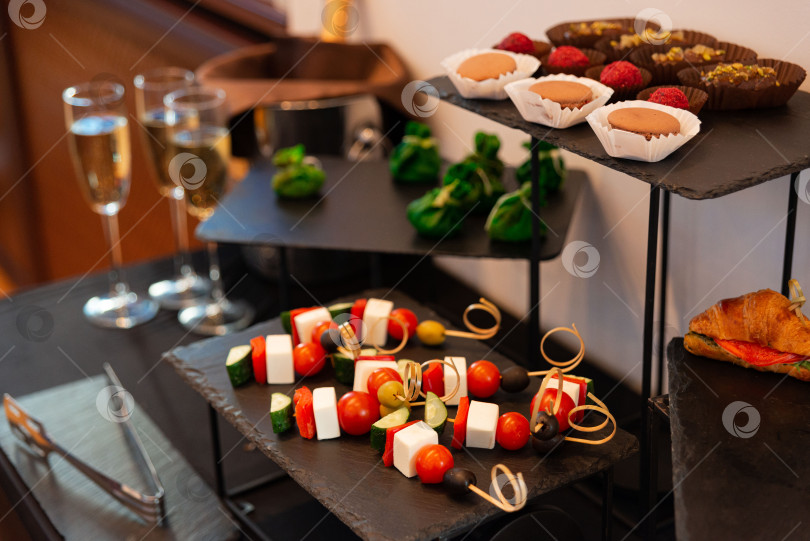 Скачать Элегантная витрина с закусками для коктейльной вечеринки фотосток Ozero