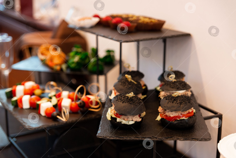 Скачать Изысканные закуски на грифельных подносах фотосток Ozero