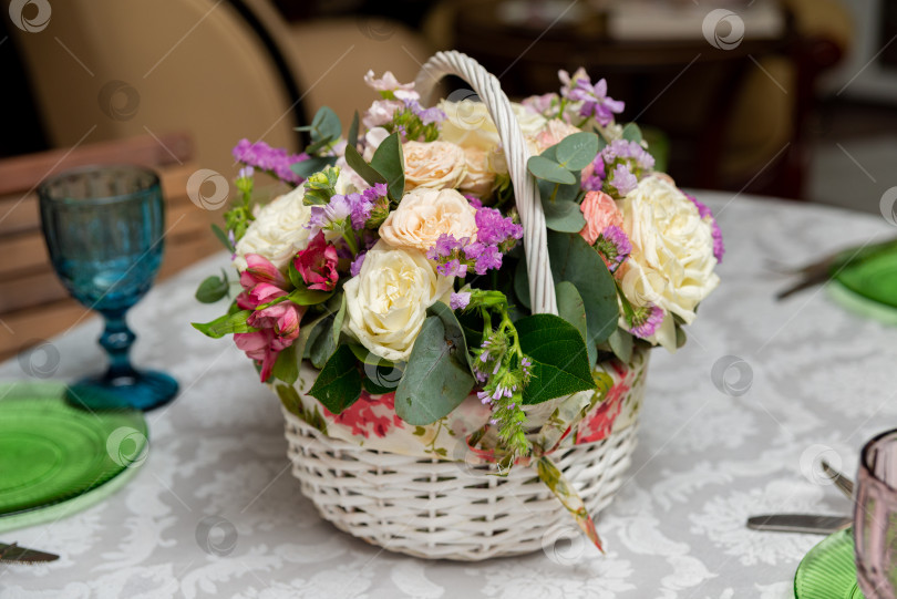 Скачать Элегантная композиция из цветочных корзин фотосток Ozero